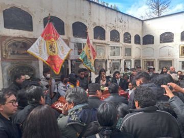Tras la misa de cuerpo presente, el sepelio fue en el Cementerio General de Potosí, a donde llegaron los familiares y amigos de Cortéz.
