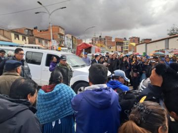 Tras la misa de cuerpo presente, el sepelio fue en el Cementerio General de Potosí, a donde llegaron los familiares y amigos de Cortéz.