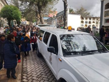 Tras la misa de cuerpo presente, el sepelio fue en el Cementerio General de Potosí, a donde llegaron los familiares y amigos de Cortéz.