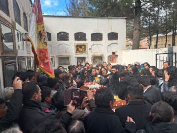 Tras la misa de cuerpo presente, el sepelio fue en el Cementerio General de Potosí, a donde llegaron los familiares y amigos de Cortéz.