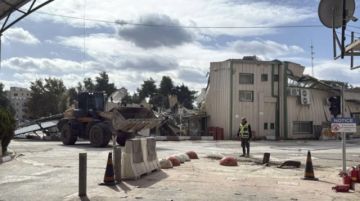 Excavadoras israelíes comienzan a destruir el complejo de la UNRWA en Jerusalén Este