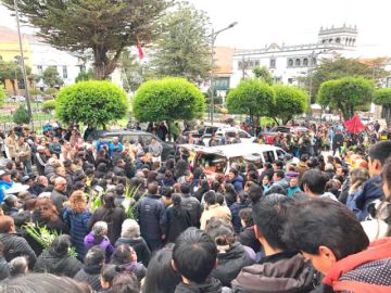 La población acompañó su camino hasta el Cementerio General.