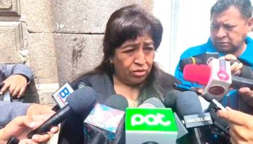 Alcaldesa Lely Flores dice: “no me agarro de la silla”
