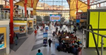 Alta demanda de pasajeros en terminales de buses por feriado largo