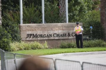 Trump demanda a JPMorgan por 5.000 millones de dólares por excluirlo del banco