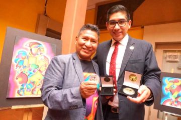 Mamani Mamani presenta la moneda Illa del Bicentenario