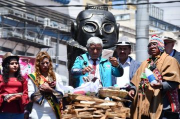 La Paz celebra la Feria de la Alasita con el compromiso de preservar las tradiciones