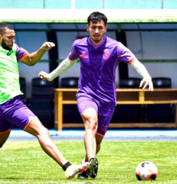Real Potosí cumple su primer ensayo de fútbol en el estadio Víctor Agustín Ugarte