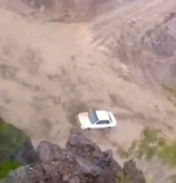 El río engulle un vehículo  y no logra tragar al chofer