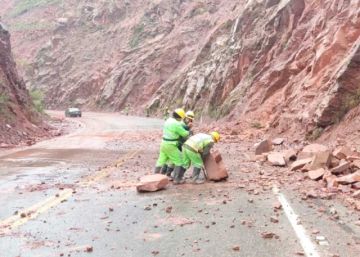 Policía exhorta a extremar precauciones en vías por lluvias y riesgo de derrumbes