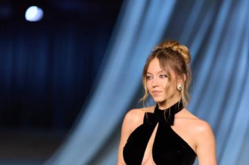 Sydney Sweeney cuelga sujetadores en el cartel de Hollywood y podría enfrentar cargos