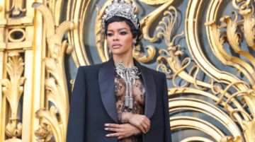 Las réplicas de las joyas robadas del Louvre, en la pasarela de la semana de moda en Paris