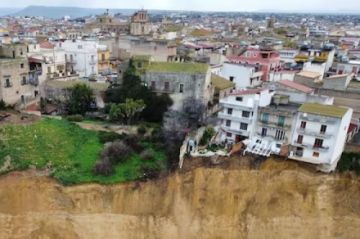 Primera ministra de Italia visitó Sicilia tras el deslizamiento en la ciudad de Niscemi en Sicilia