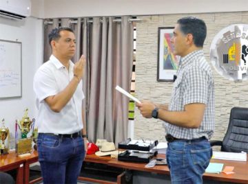 Ronny Salvatierra asume como director del Senasag