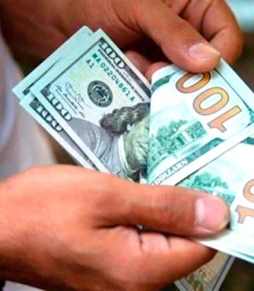 Economistas identifican causas de caída del dólar