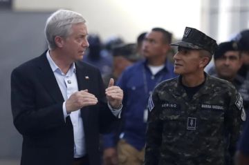 Kast recorre la cárcel de máxima seguridad para pandilleros en El Salvador para «tomar ideas» para Chile