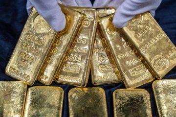 El oro y la plata amortiguan el desplome inicial con caídas del entorno al 3 %