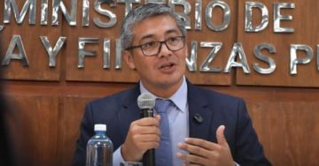 Ministro afirma que el dólar paralelo se estabiliza y apunta a unificar el tipo de cambio en 2026