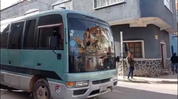 Estudiantes van a pie a las escuelas por repliegue de micros
