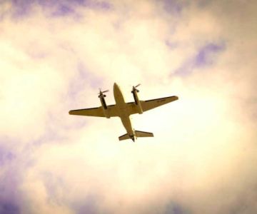 La nave de la DGCA realizó un sobrevuelo al aeropuerto.