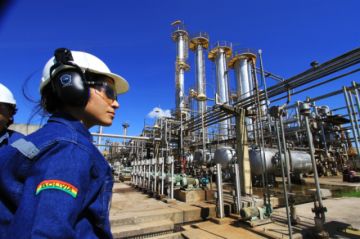YPFB afirma que importará crudo para reactivar refinerías