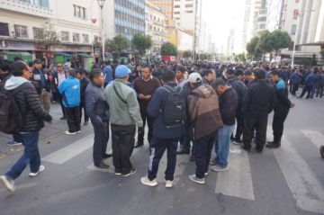 Choferes se mantienen en protesta por la mala calidad del combustible