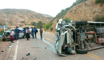 Sobrevive a choque, pero  lo matan al salir del auto