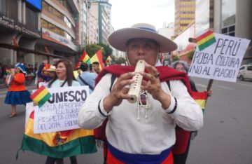 Comienzan protestas contra la apropiación peruana de cultura boliviana