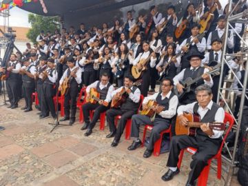 En vivo: Se presenta la Estudiantina más grande de Bolivia