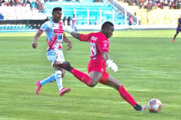 El meta David Akologo (d) despeja el balón.
