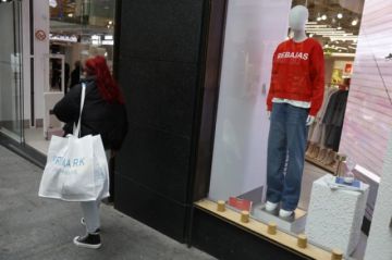 La UE prohibirá a las grandes empresas destruir calzado y ropa no vendida desde julio