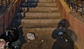 Hallan a un hombre sin vida en las gradas de la avenida Independencia