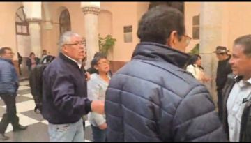 Ex director de Recursos Humanos sale rechiflado de la Alcaldía