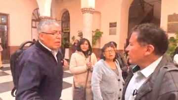 El ex director de Recursos Humanos sale rechiflado de edificio de la Alcaldía