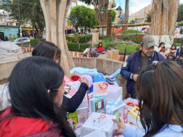 PERSONAS COMPRANDO PRODUCTOS