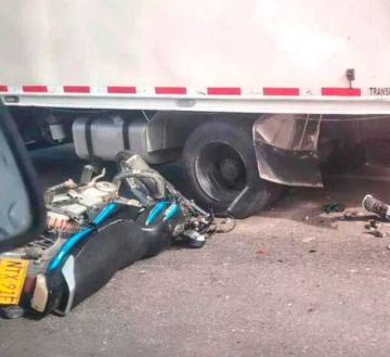 Choque entre camión y motocicleta deja dos muertos
