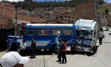Falla mecánica provoca colisión múltiple en La Paz