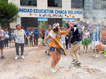 Comparsas celebran el carnaval en Potosí con alegría, música y baile
