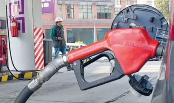 Gobierno afirma que filas en surtidores se debe a la demanda por "buena calidad" del combustible