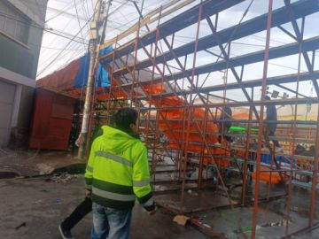 Trabajadores y equipo pesado limpian las calles de Oruro tras la entrada por el Carnaval