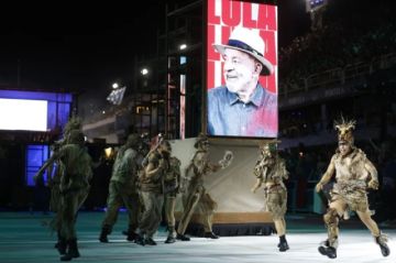 Los desfiles en el sambódromo de Río de Janeiro arrancan con un polémico homenaje a Lula