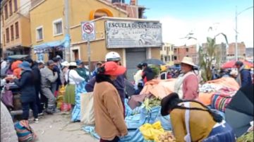 Potosí tiene congestión vehicular en las zonas comerciales en el lunes de carnaval