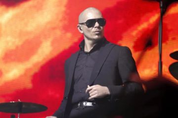 El cantante Pitbull intentará batir el récord Guinnes de calvas postizas en su concierto en Londres