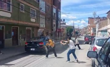 Los jóvenes bailan en comparsas y juegan con agua y espuma en Potosí