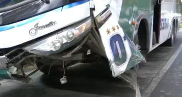 Un bus y un taxi protagonizan accidente en la autopista La Paz - El Alto