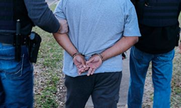 Boliviano acusado de distribuir videos ilegales es detenido en EEUU