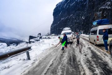ABC ejecuta limpieza tras nevada y restablece salidas hacia Los Yungas