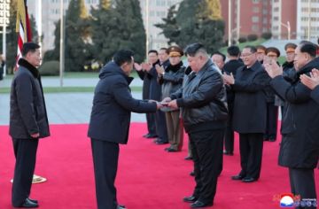 Kim Jong-un inspecciona decenas de lanzacohetes antes de un Congreso clave del partido norcoreano