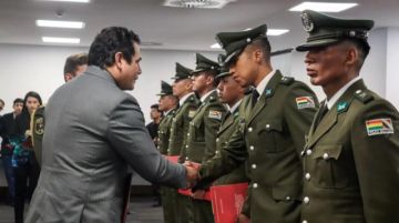 Diputados entrega reconocimientos a policías que representaron a Bolivia en competencia SWAT en Dubái
