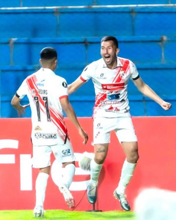 Los jugadores locales festejan el único gol del partido.